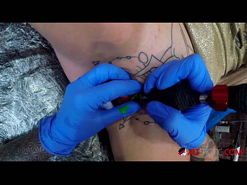 ❤️ Tsis tshua muaj tattooed hottie Sully Savage tau txais tattoo ntawm nws clitoris ️ Super sex ntawm porn hmn.milfnut-net.ru ❌❤ Ib